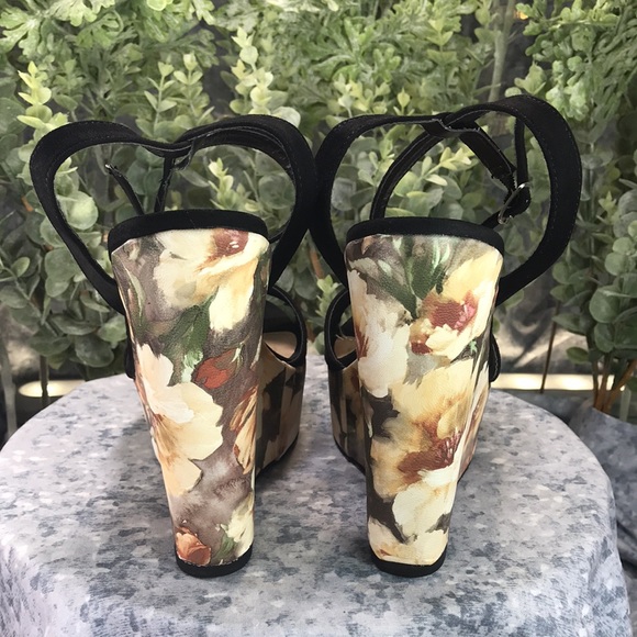 Windsor Open Toe Black Micro Suede Floral Print 5.5” Wedges WMS 8M💐Like NEW💐 - Picture 5 of 9